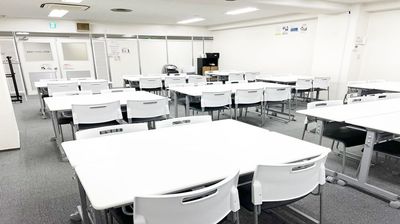 島型（横）のレイアウト
前方右手からのアングルです - 梅田 レンタルスペース会議室 駅近 梅田 3Fレンタルスペース貸会議室 駅近42名着席可の室内の写真