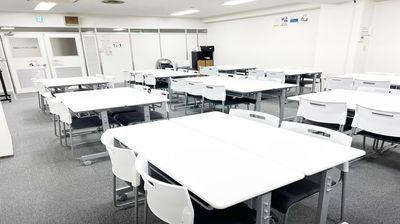 島型（縦）のレイアウトです （前方右手からのアングル） - 梅田 レンタルスペース会議室 駅近 梅田 3Fレンタルスペース貸会議室 駅近42名着席可の室内の写真