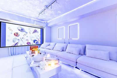 3月オープン❣真っ白＆ふわふわカーペット🎉お部屋をLEDネオンでお好きな色に🎂100㌅大画面スクリーンで動画🎦推し活🫰 - ハイスペ　三宮ライズ