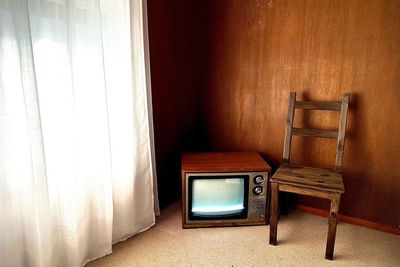 大きめのブラウン管テレビが置いてあります。 - studio Claudel studio Claudel - Droom -の室内の写真