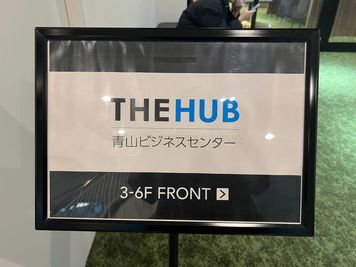 THE HUB 青山 WEST コワーキングスペース【会話可能エリア】の室内の写真