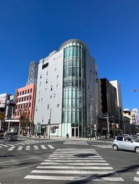 浜松駅より徒歩５分
１F～３Fの店舗では楽器・楽譜・小物など豊富な商品を取り揃えております。 - ミュージックアベニュー浜松 管楽器・弦楽器練習部屋 505番教室の外観の写真