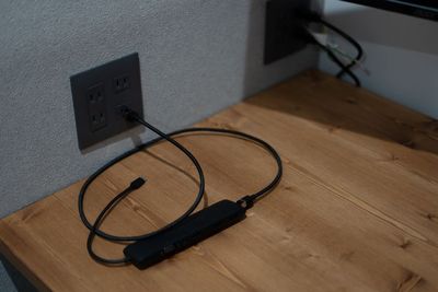 有線LANはUSB-Cでも接続可能 - おしごとインターネットカフェWORKERS24 24時間営業おしごとインターネットカフェ「WORKERS24」の室内の写真