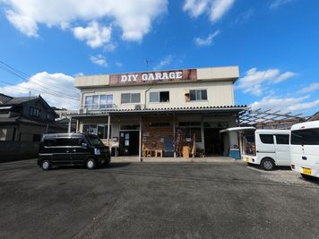 街道からの当店 - DIY Garage ワークショップ開催スペースの外観の写真