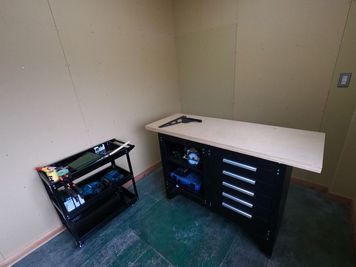 レギュラーブース【1】
ブース内、ワークベンチ、椅子
揃ってます。 - DIY Garage ワークショップ開催スペースの室内の写真