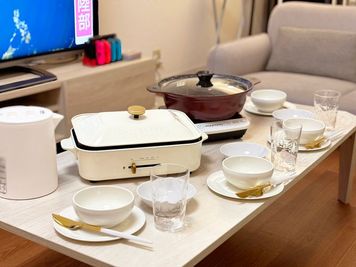 充実の調理器具・食器！ - ルームルーム池袋 【ルームルーム池袋駅5分】NewOpen✨地域最大60TV📺の室内の写真