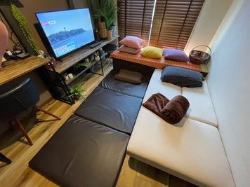 備え付けのマットレスを敷けばゴロゴロ部屋になります♪ - シェアスペース　庵（いおり） 【新大阪】レンタルスペース 庵（いおり）の室内の写真