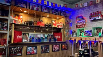コカ・コーラグッズの数々 - Comyu Cafe KOGA CLARISの室内の写真