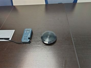 会議用マイクスピーカー＆マルチ電源
タップ - Oasis貸会議室 東銀座 24時間以内レビュー必須特別価格！銀座 大型モニター会議室の設備の写真