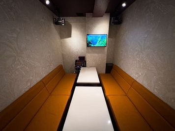 8名〜10名ほど入れる個室（カラオケできます！） - 新橋レンタルスペース「暁」 新橋レンタルスペースの室内の写真