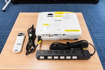 メーカー：EPSON
型番：EB-950WH
プロジェクター無料完備
 - みんなの貸会議室 那覇壺川店 壺川202会議室[定員18+予備椅子]の設備の写真