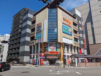 カラオケビッグエコー 瓦町店 《1～4名用》カラオケルーム【サイズS】の室内の写真