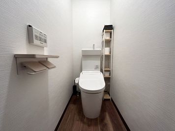 専用個室トイレ（ウォシュレット付、トイレットペーパー、ペーパータオル完備） - ケイディスペース 逗子の室内の写真