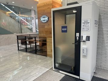 OMM1階のメインエントランスに設置しています。シアトルズベストコーヒーのすぐ隣です。 - DOOR by ServiceOffice W OMM1階 DOOR by ServiceOffice W 　OMM1階の外観の写真