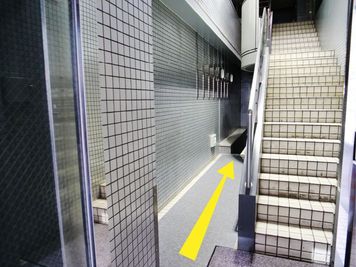 階段の横 通路を直進します。 - SAPPORO NEST 【札幌】完全個室！ROOM4の入口の写真