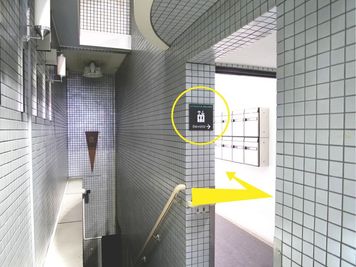 階段は下りずに右の通路へ。 - SAPPORO NEST 【札幌】完全個室！ROOM4の入口の写真