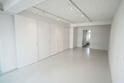 鏡は引き戸で隠せるため、展示やイベント会場としてもご利用いただけます - Yuuragi.（ゆうらぎ) レンタルスペースYuuragi.（ゆうらぎ）の室内の写真