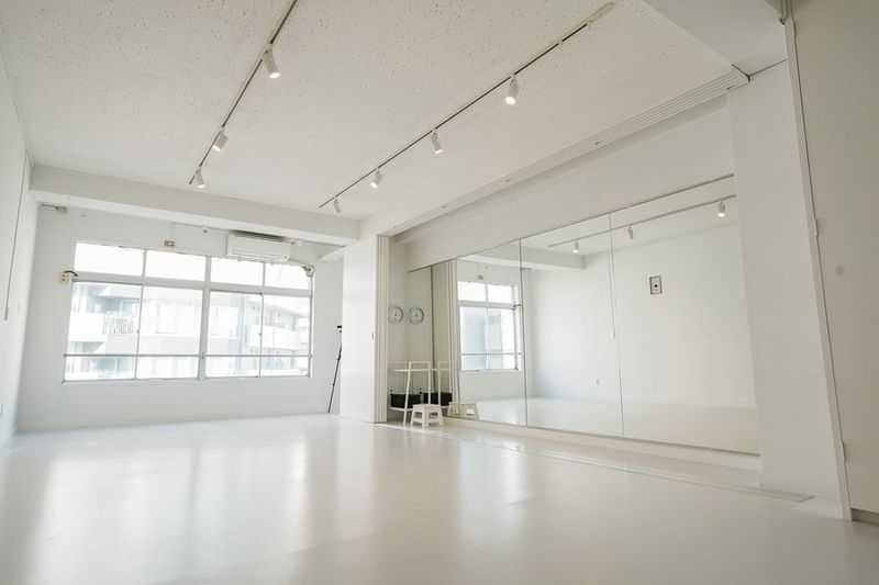 白ホリのスタジオで鏡もついているため、ダンスで活用いただけます - Yuuragi.（ゆうらぎ) レンタルスペースYuuragi.（ゆうらぎ）の室内の写真