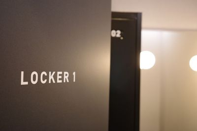 - LOCKER ROOM -
HALLELはお客様が快適にトレーニングを受けれるよう、ゆったりと過ごせる更衣室をご用意。 - HALLEL 恵比寿店の室内の写真