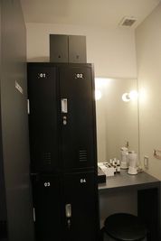 - LOCKER ROOM -
HALLELはお客様が快適にトレーニングを受けれるよう、ゆったりと過ごせる更衣室をご用意。 - HALLEL 恵比寿店の設備の写真