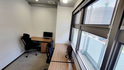 窓有のお部屋は明るく気分もはかどります。 - ビステーション新横浜 ビステーション新横浜　404の室内の写真