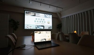 映画鑑賞会にも最適 - chill inn 上野【上野駅2分】3月オープン 【上野駅2分】3月OPEN 直前割/100㌅スクリーン/35名の室内の写真