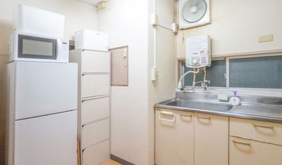 冷蔵庫、電子レンジもご用意しています - chill inn 上野【上野駅2分】3月オープン 【上野駅2分】3月OPEN 直前割/100㌅スクリーン/35名の室内の写真