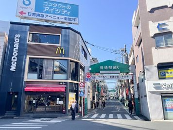 マクドナルド横の普通部通りを直進 - 日吉会議室 会議室のその他の写真