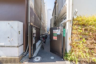 建物敷地内への入口です - SPACE ROUGH横浜関内 1～10名様専用　横浜関内パーティースペースの入口の写真