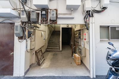 こちらの階段から4階へお上がりください - SPACE ROUGH横浜関内 1～10名様専用　横浜関内パーティースペースの入口の写真