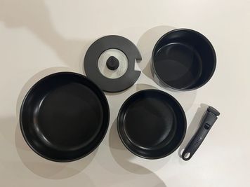 フライパンと鍋です。
調理器具の利用はオプションにお申し込みいただいた方のみが使用可能です。 - 1906_SakuraHills 「綺麗な夜景」が見える珍しいスペースの室内の写真