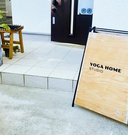 こちらの看板が目印
ヨガスタジオに併設したサロンのみ、レンタルいたします - YOGA HOME STUDIO 辻堂・レンタルサロンの入口の写真