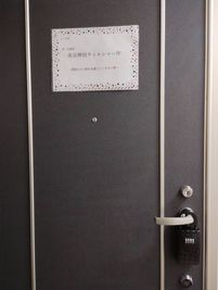 CREA神田ビル２階です。階段上がってすぐ正面の22号室です。 - 東京神田ウィルシャーⅣの入口の写真