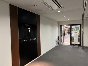 エレベーターで7階にあがります - ベンチャーデスク銀座６ コワーキングスペース.広々ワイドブース・半個室⑥の室内の写真