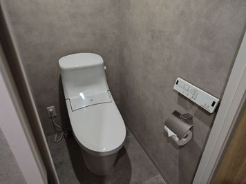 個室内にトイレもあります - ホテルグリーンコア＋１ 完全個室ワーキングルームの設備の写真