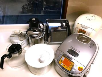 #炊飯器 ×2、サラダスピナー、#コーヒーマシーン 、ポット、電動 #泡だて器 、氷入れ、バット、#電気ポット 、＃湯沸かし器 等ございます。 - 祐天寺アトリエ 【～15名でご利用の方用】24hペット可ゆったり25帖キッチン付の設備の写真