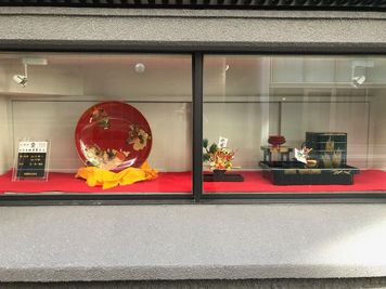 スポットライトで昼でも見栄えがします。 - GALLERY 日本橋滄浪閣 ギャラリー、展示会場、会議室、ワークスペース、撮影スタジオなどの入口の写真