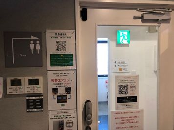 神戸駅前コワーキングスペース Suki_ma（スキマ） ２名料金_広い完全個室ブース_神戸駅前スキマ【R-1】 の入口の写真