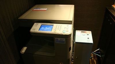 コイン式のコピー機は複合機で、ドライバーをPCにダウンロードするとプリンターとして利用可能です。 - 勉強できるカフェ　ガクト 自習室兼コワーキングスペース　勉強できるカフェ　ガクトの設備の写真