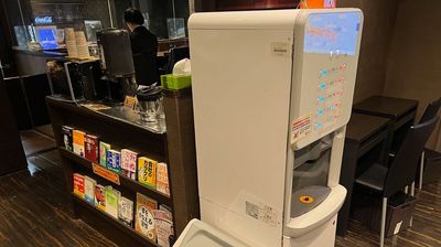 ８種類のドリンクが出る自動給茶機と自家焙煎珈琲の置かれたドリンクコーナー - 勉強できるカフェ　ガクト 自習室兼コワーキングスペース　勉強できるカフェ　ガクトの室内の写真