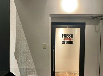 地下に通じる階段を降りると、スタジオの入り口がございます。 - FRESH RENTAL STUDIO レンタルスタジオの入口の写真