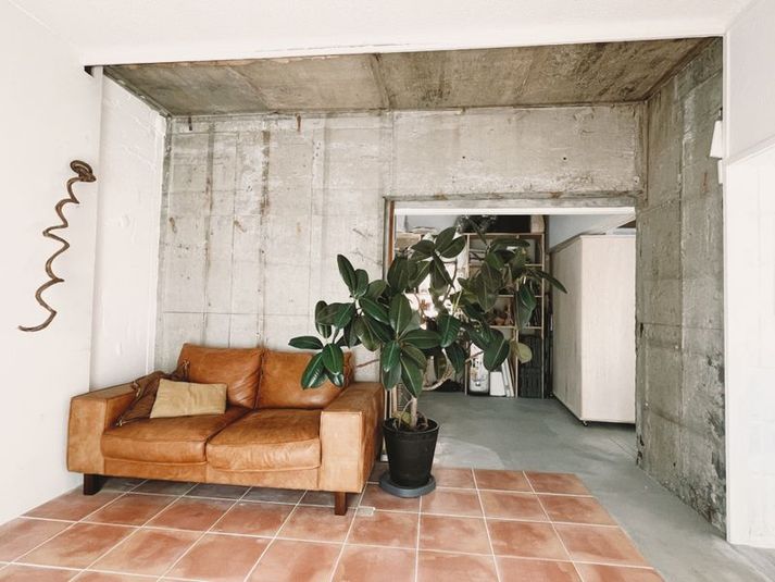 101号室 / 2Pソファとモルタル壁 - atelier JIÜ.の室内の写真