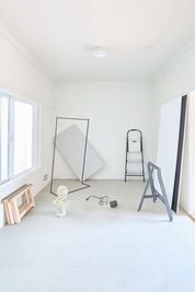 102号室 / 脚立、アイアンハンガーラック、天板、テーブル足、俯瞰用足、レフ板 - atelier JIÜ.の設備の写真