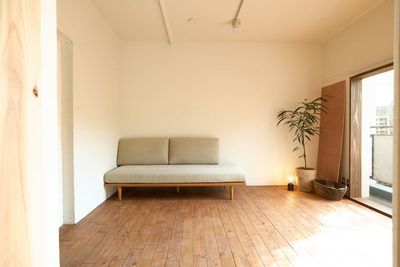 102号室 / フローリングとソファ - atelier JIÜ.の室内の写真