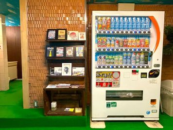 同じ敷地内に自販機があるので、喉が乾いた時も安心。コンビニに行く手間が省けます！ - FRESH RENTAL STUDIO レンタルスタジオの設備の写真