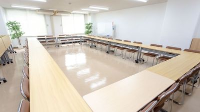 会議形式レイアウト例で最大34人可能 - 55人OK貸し会議室 三上plus02 新大阪西中島南方 新大阪55人貸し会議室 三上plus02 新大阪西中島南方の室内の写真