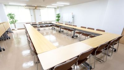 ゆったり会議形式レイアウト例で28人 - 55人OK貸し会議室 三上plus02 新大阪西中島南方 新大阪55人貸し会議室 三上plus02 新大阪西中島南方の室内の写真