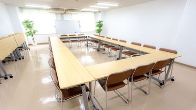 ゆったり会議形式レイアウト例で24人 - 55人OK貸し会議室 三上plus02 新大阪西中島南方 新大阪55人貸し会議室 三上plus02 新大阪西中島南方の室内の写真