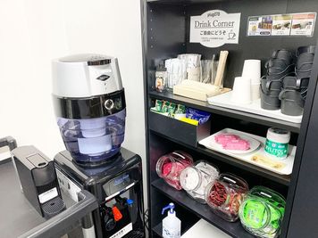 フリードリンクコーナー - plug078元町店 スタッフ常駐で安心・清潔｜夜21時まで営業のコワーキングスペースの設備の写真