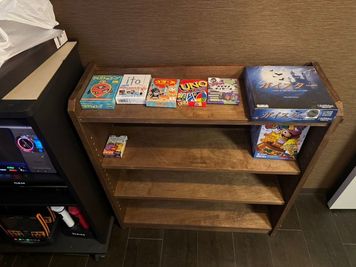 ボードゲームも多数準備 - FAMILYPOT 池袋店,池袋駅徒歩10分 バリ風インテリアやカラオケのあるパーティ向けスペースの室内の写真